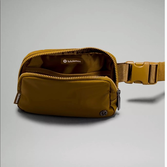 🔥🏝🛫Black and White Lululemon Everywhere Belt Bag in BURNT CARAMEL COLOR🔥🏝🛫 - Picture 2 of 3